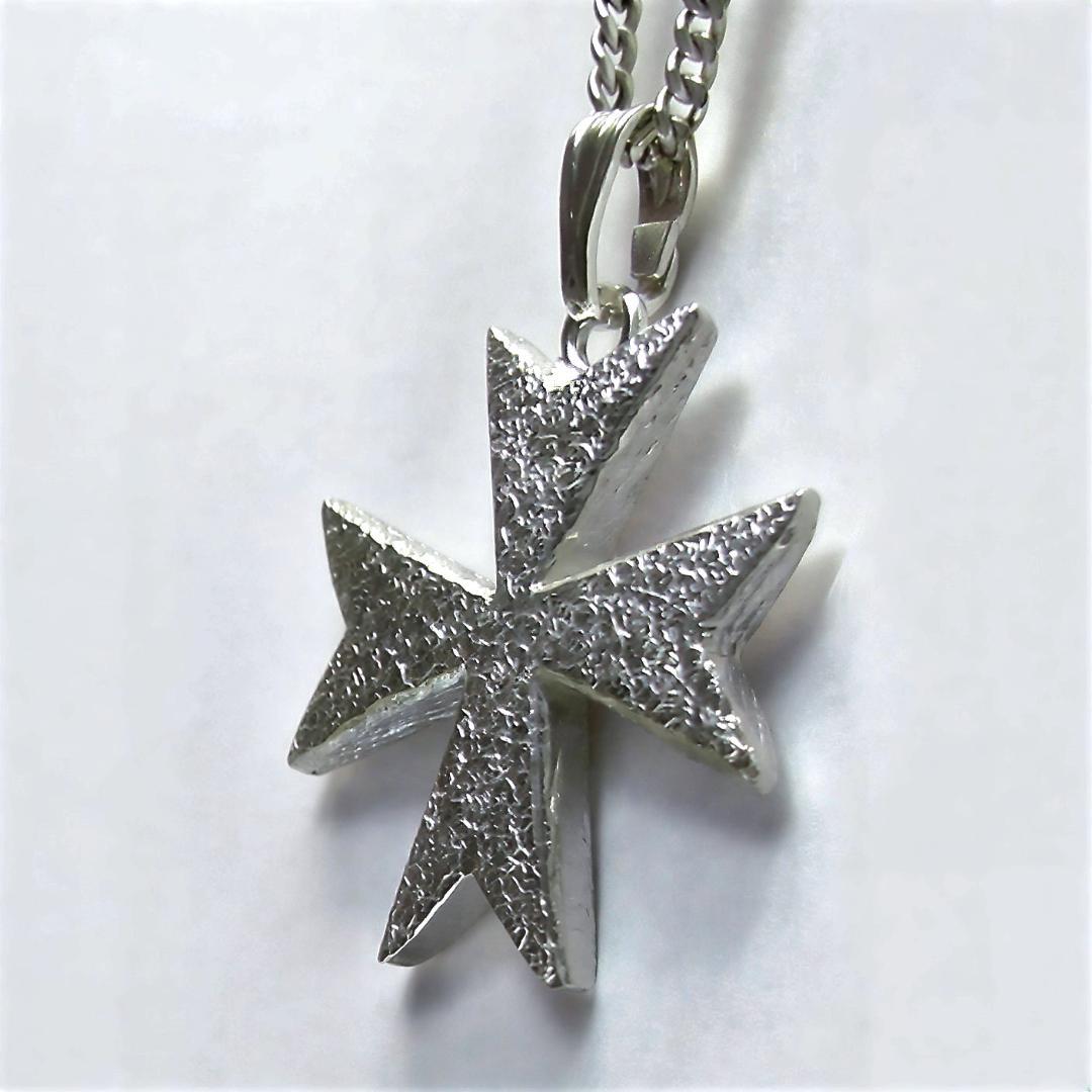 伝統的なモチーフ　マルタ十字架　cc26　ロングセラーです