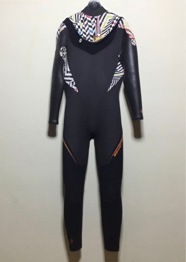Bewet フルスーツ セミドライ　￼￼ブラック/マルチカラー 幾何学模様