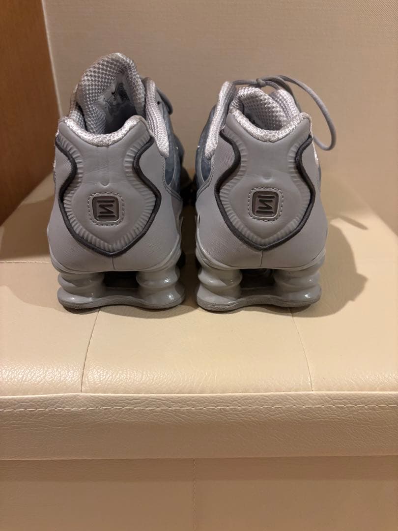 Nike Shox グレー スニーカー