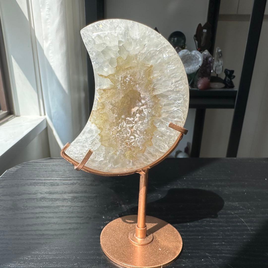 天然石砂糖感じ瑪瑙の月　置物　台座付きNO.040501