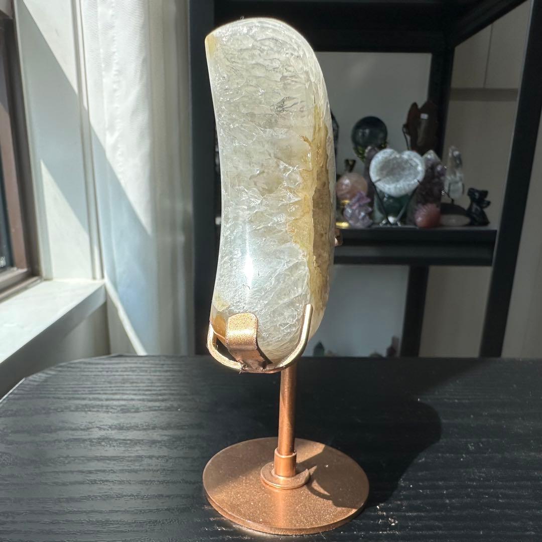 天然石砂糖感じ瑪瑙の月　置物　台座付きNO.040501