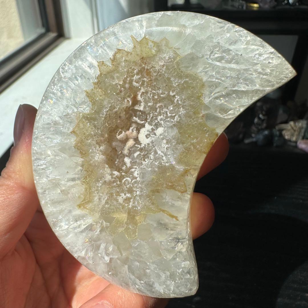 天然石砂糖感じ瑪瑙の月　置物　台座付きNO.040501