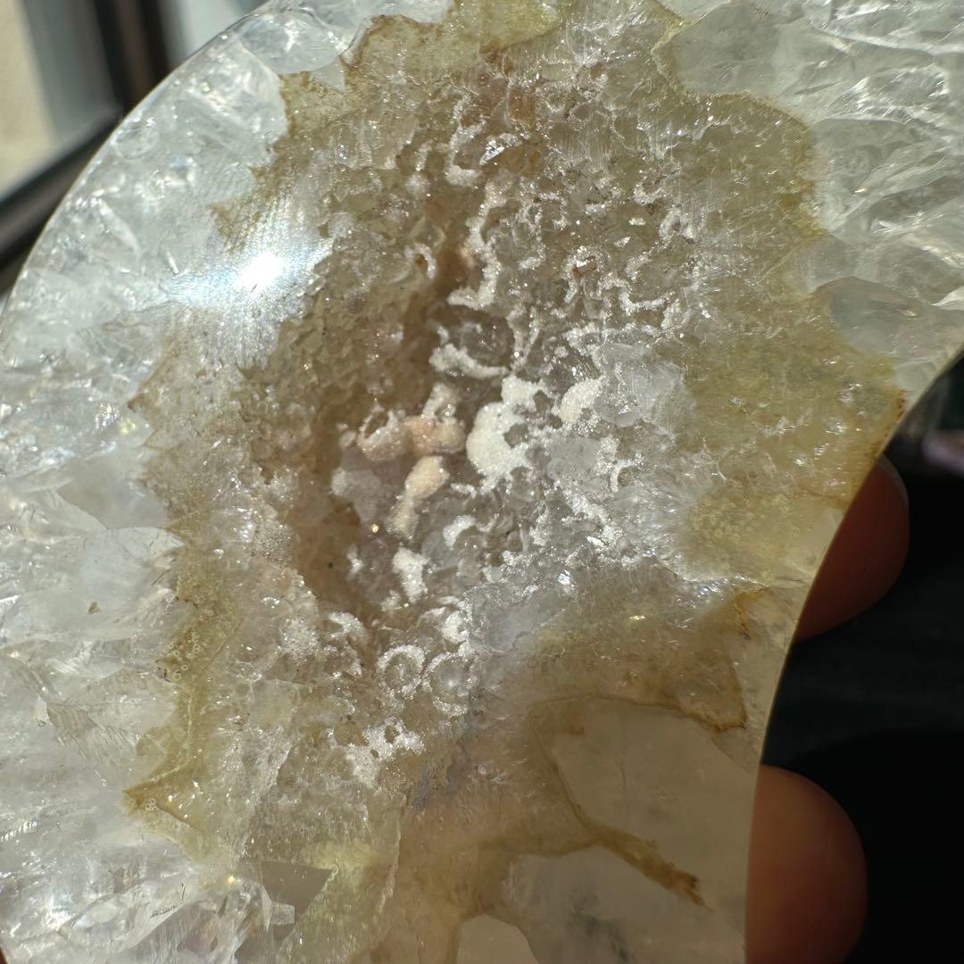 天然石砂糖感じ瑪瑙の月　置物　台座付きNO.040501