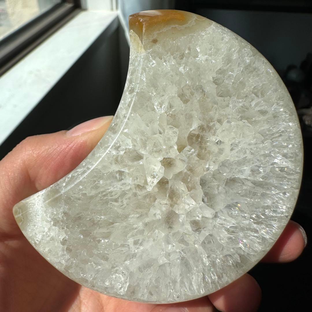 天然石砂糖感じ瑪瑙の月　置物　台座付きNO.040501