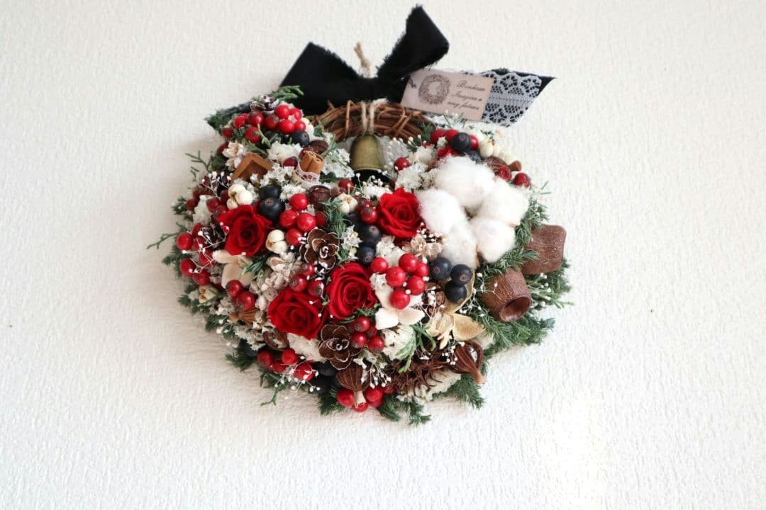 ドライフラワーꕤ︎︎赤いバラと木の実いっぱい Xmas 花籠リースꕤ壁飾り
