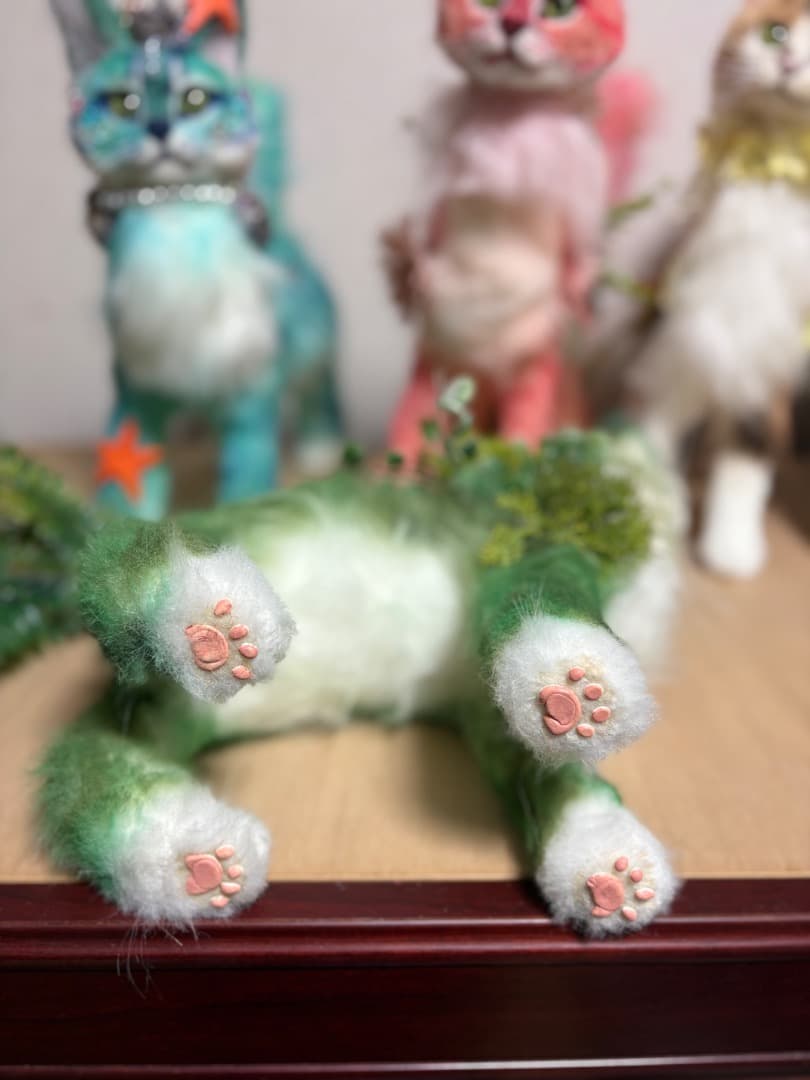 緑イメージ　猫アートドール【ハンドメイド　 羊毛フェルト ぬいぐるみ