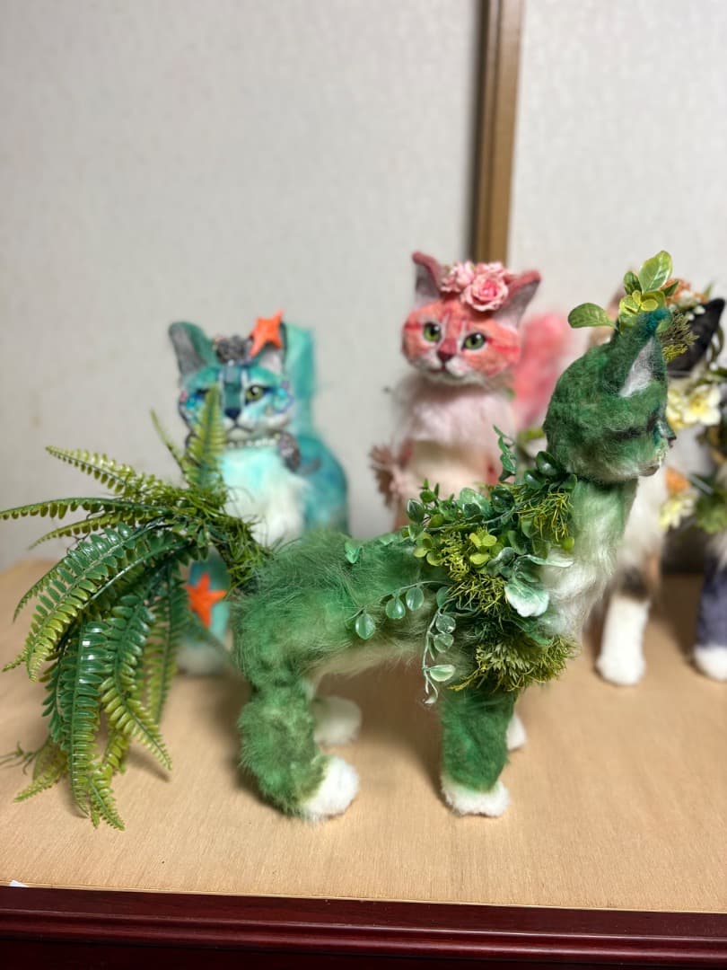 緑イメージ　猫アートドール【ハンドメイド　 羊毛フェルト ぬいぐるみ