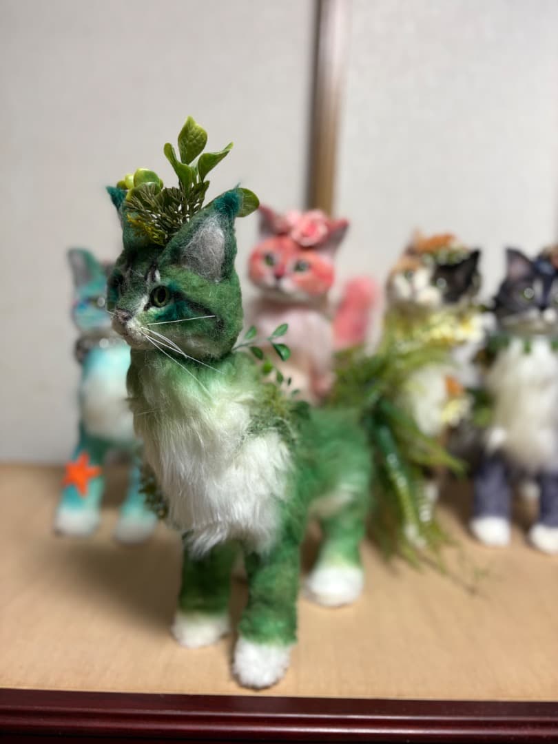 緑イメージ　猫アートドール【ハンドメイド　 羊毛フェルト ぬいぐるみ