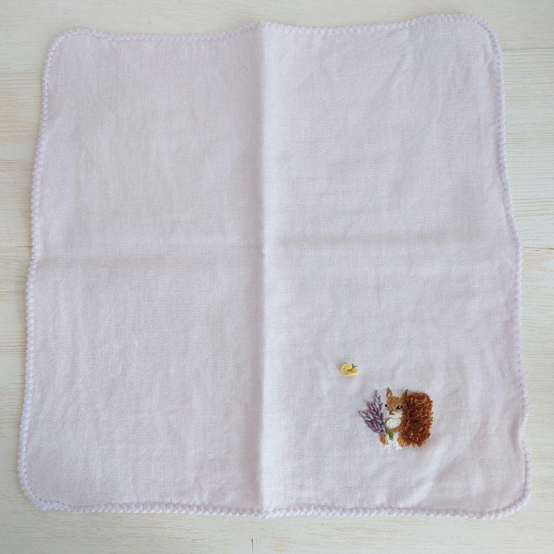 手刺繍入ちっちゃな ガーゼハンカチ【りす君とラベンダー】