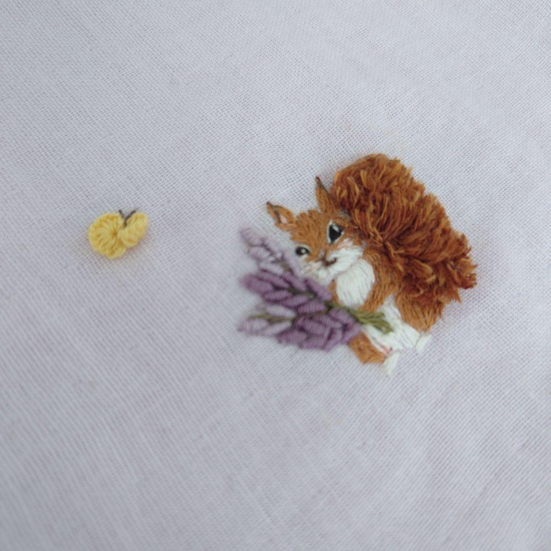 手刺繍入ちっちゃな ガーゼハンカチ【りす君とラベンダー】