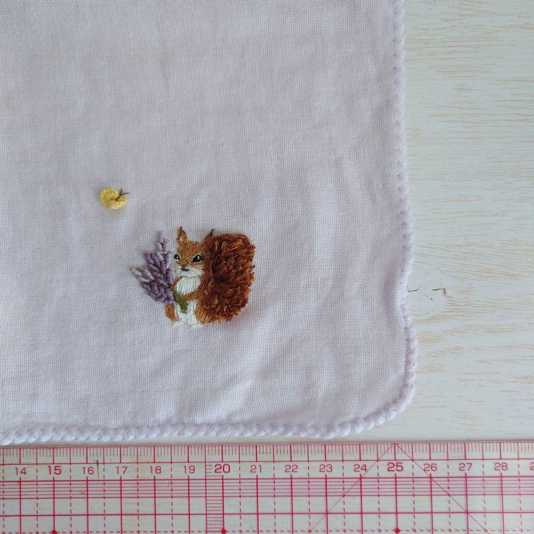 手刺繍入ちっちゃな ガーゼハンカチ【りす君とラベンダー】