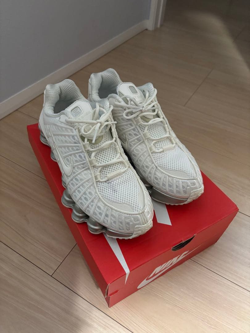 Nike Shox ホワイト スニーカー