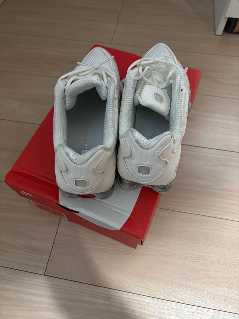 Nike Shox ホワイト スニーカー