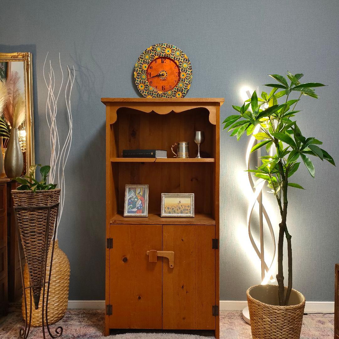 木製 キャビネット 無垢材 ナチュラル家具 回転ラッチ付き カントリー風 収納棚