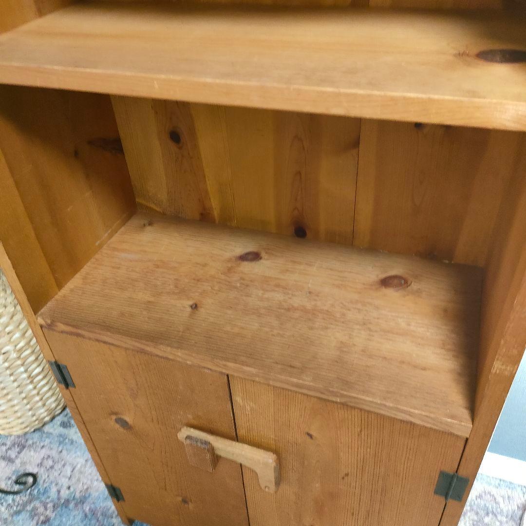 木製 キャビネット 無垢材 ナチュラル家具 回転ラッチ付き カントリー風 収納棚