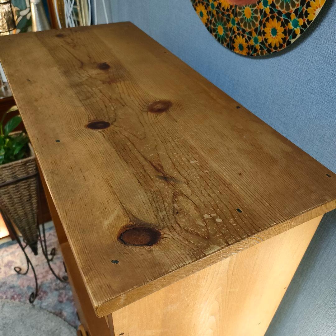 木製 キャビネット 無垢材 ナチュラル家具 回転ラッチ付き カントリー風 収納棚