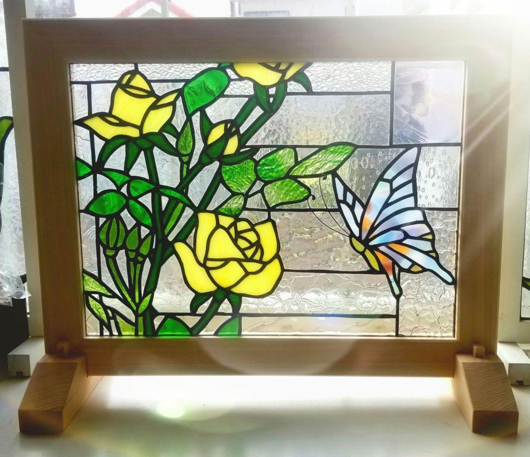 ステンドグラス　黄色い薔薇と蝶のパネル(木枠、スタンド付)