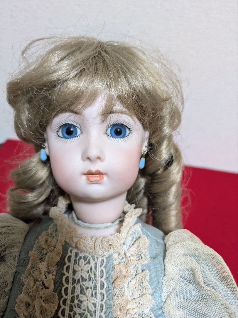 ビスクドール　青と白のレース装飾の人形　スタンド付き