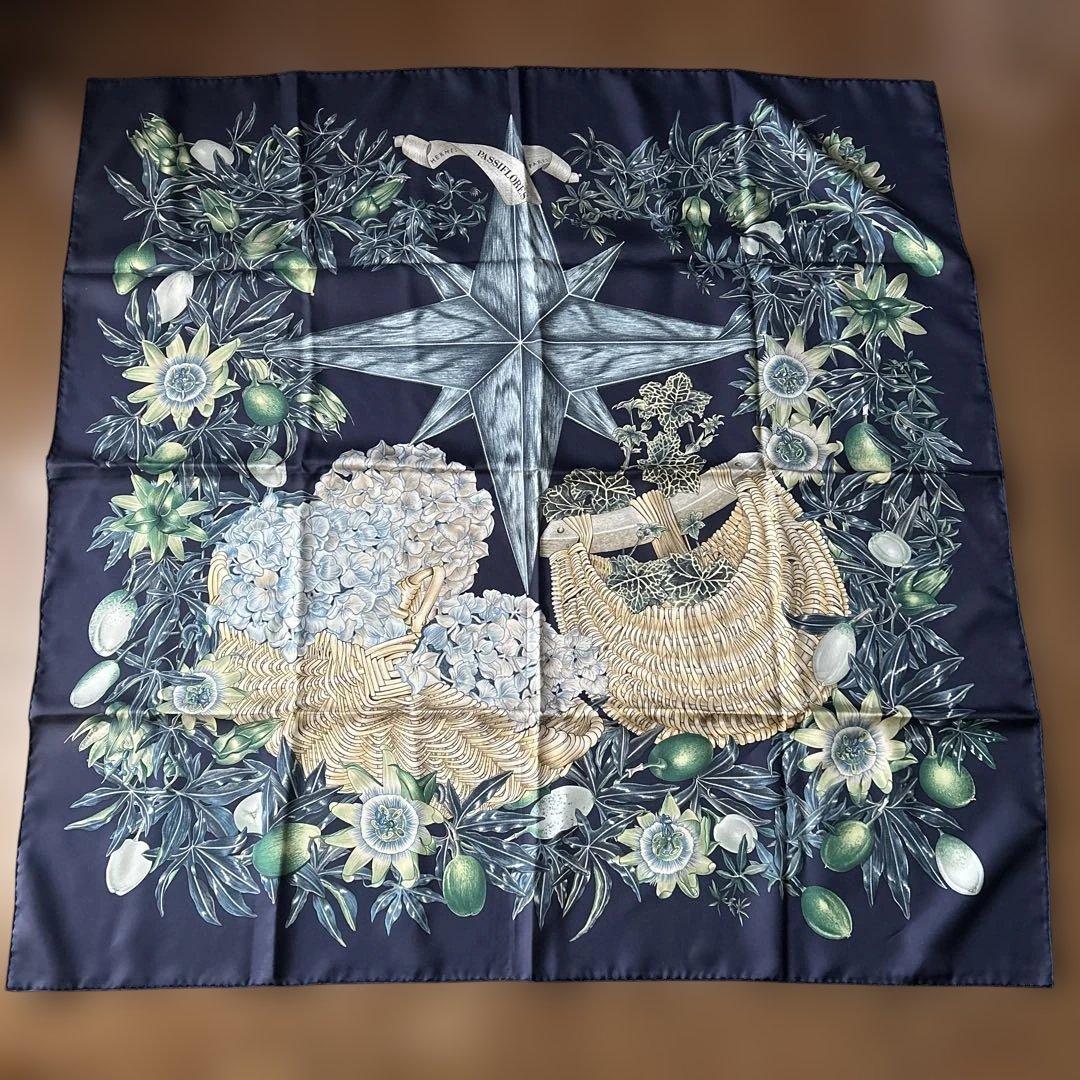 HERMES カレ90 PASSIFLORES 大判シルクスカーフ　ネイビー