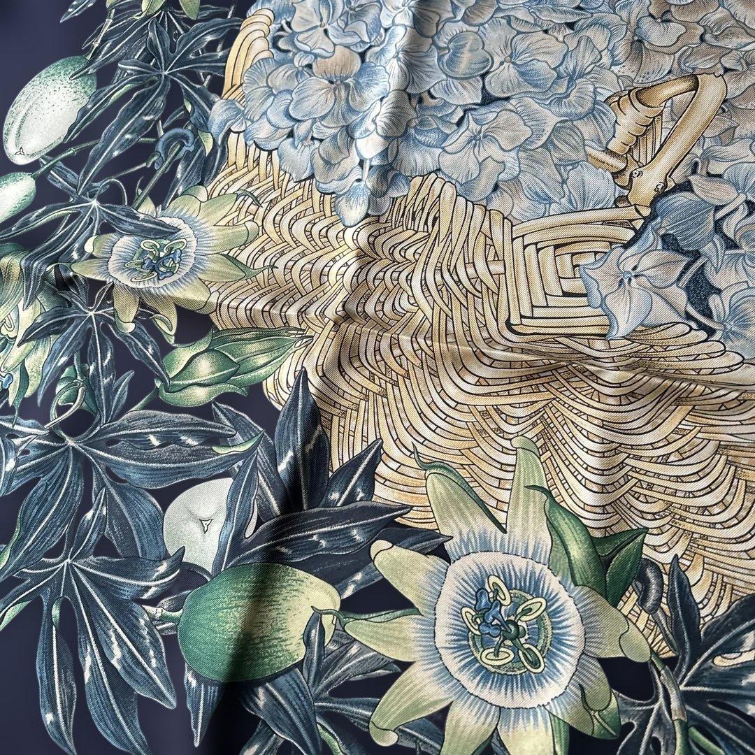 HERMES カレ90 PASSIFLORES 大判シルクスカーフ　ネイビー