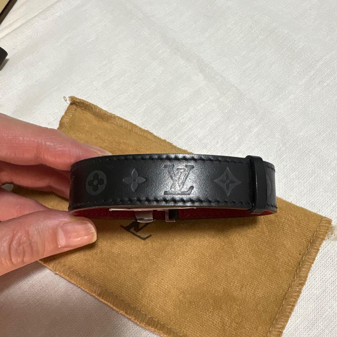 LOUIS VUITTON レザーブレスレット フラワー　ブラック　レッド