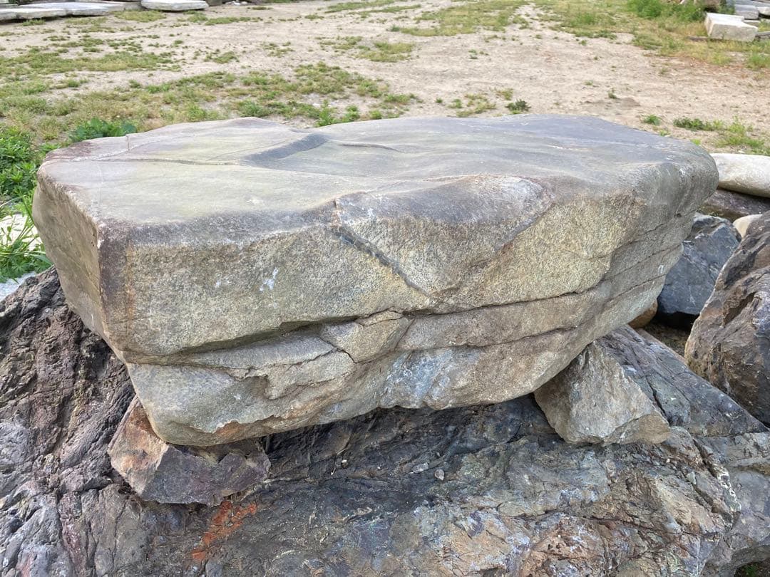 瀬田川石　銀梨地　沓石　捨石　景石