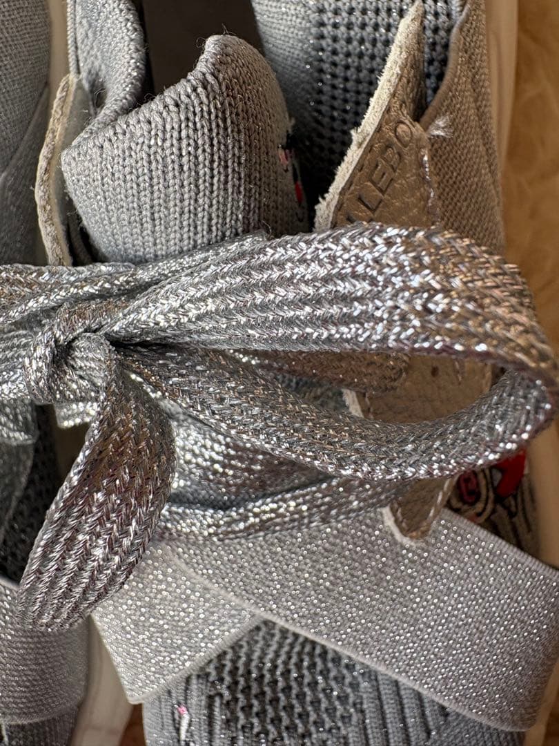 アルベロベロ刺繍キャラクター付きグレーのスニーカー