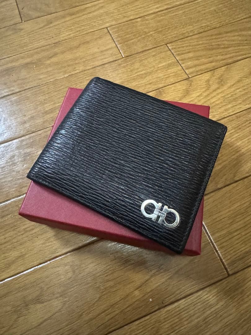 サルヴァトーレフェラガモ　ガンチーニ　二つ折り財布　レザー