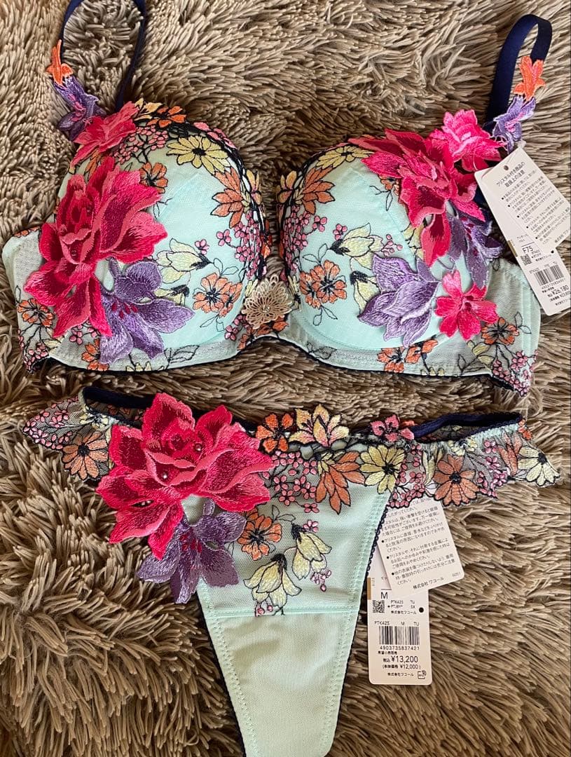 【新品タグ付】サルート　秋の七草　復刻版　ブラ&Tショーツ　セット ワコール