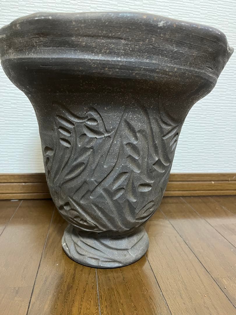 ダークブラウン 陶器 花瓶 彫刻模様