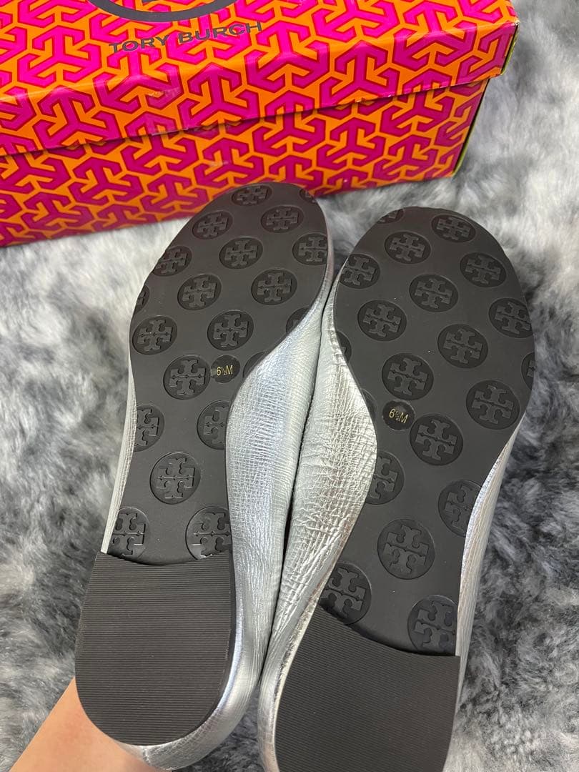 ⓶トリーバーチ　Tory Burch シルバー フラットシューズ　23.5㌢