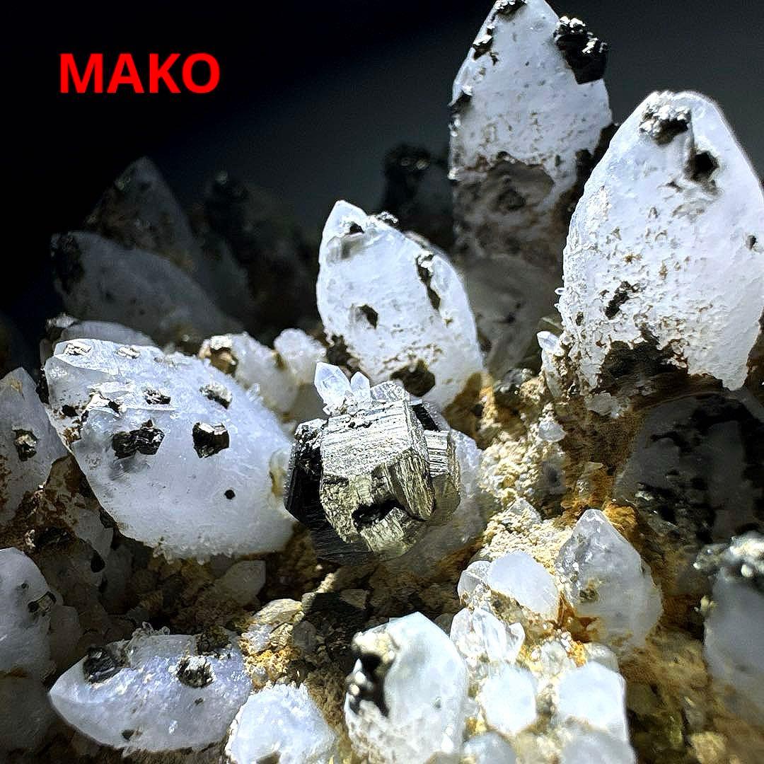 M1689☆パイライト共生水晶クラスター1.2Kg☆尾太鉱山産☆N50312