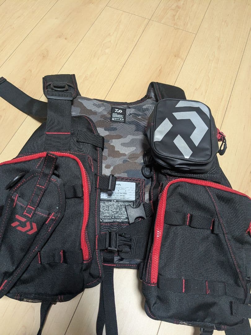 （最終値引き）Daiwa ライフジャケット ブラック/レッド美品!!