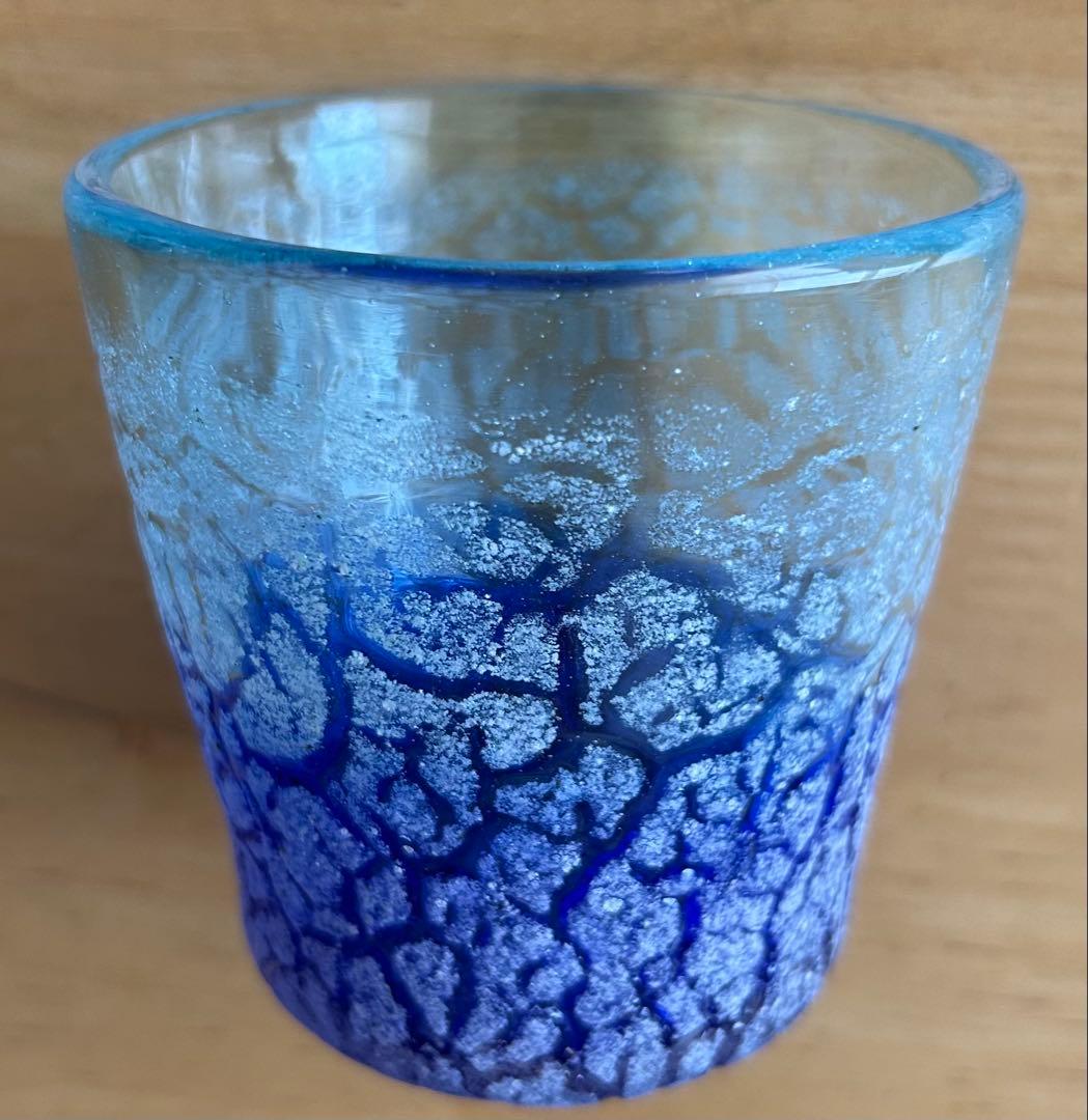 稲嶺盛吉作。琉球宙吹ガラス工房「虹」青のグラデーションガラスカップ