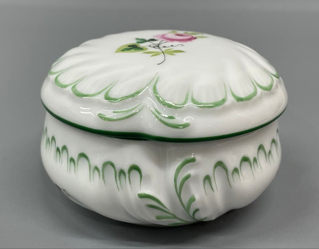 【新品未使用】ヘレンド ウィーン ラウンドボックス　薔薇　蓋付小物入 ボンボン入