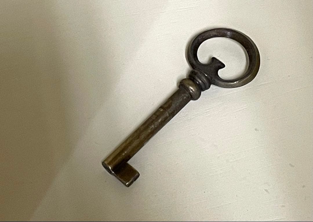 サイドチェスト 電話台 ハンドペイント 薄クリーム系 ナイトテーブル カギ付き