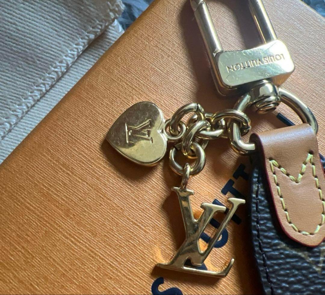 VUITTON キーホルダー・LV チェリシュド