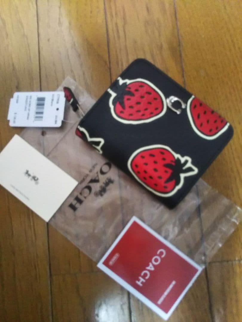 コーチいちご柄二つ折り財布コンパクト財布