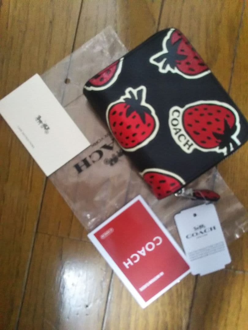 コーチいちご柄二つ折り財布コンパクト財布