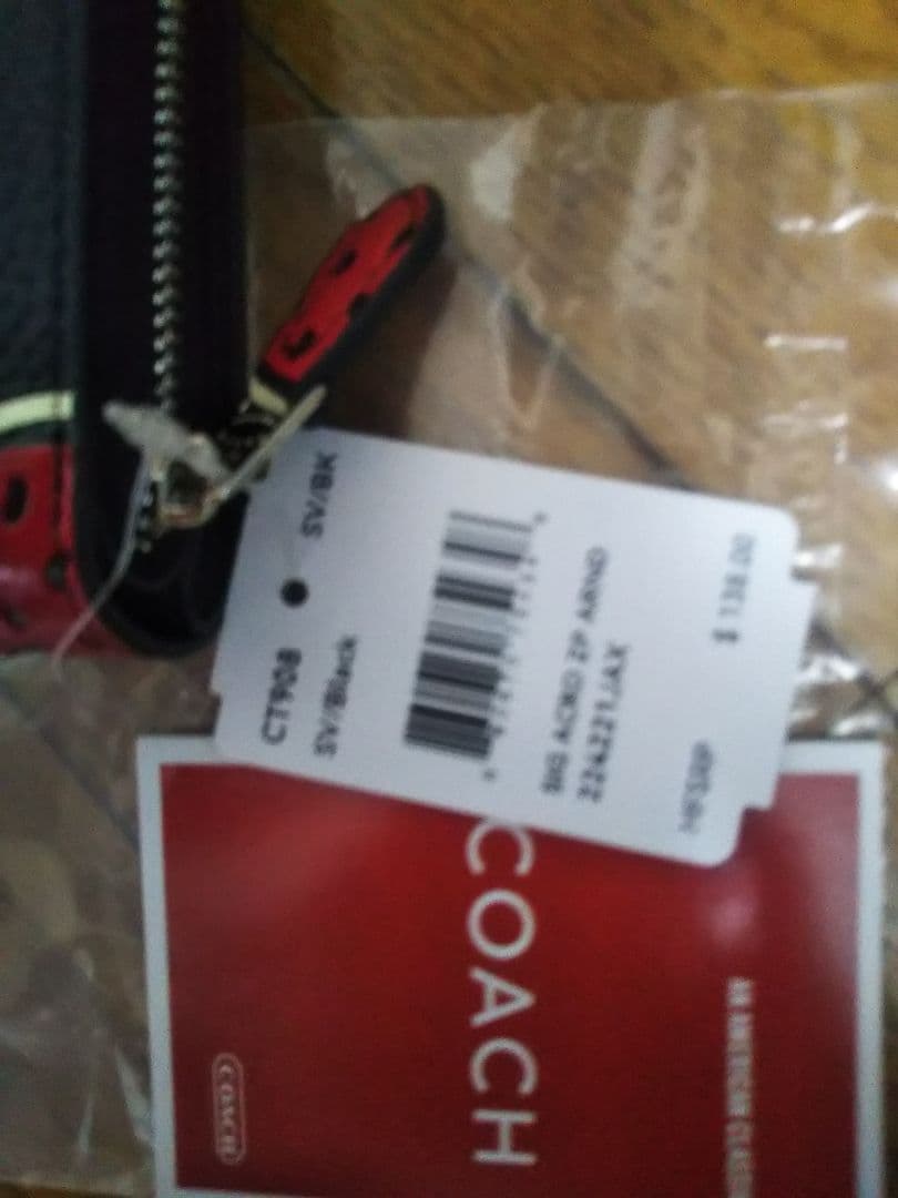 コーチいちご柄二つ折り財布コンパクト財布