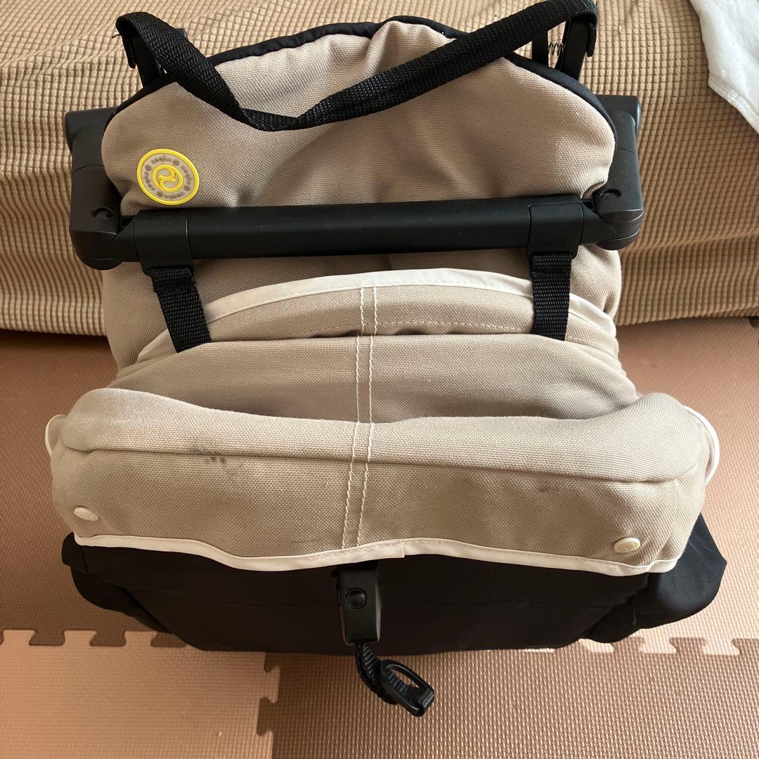 折りたたみ式ベビーカー ベージュと黒