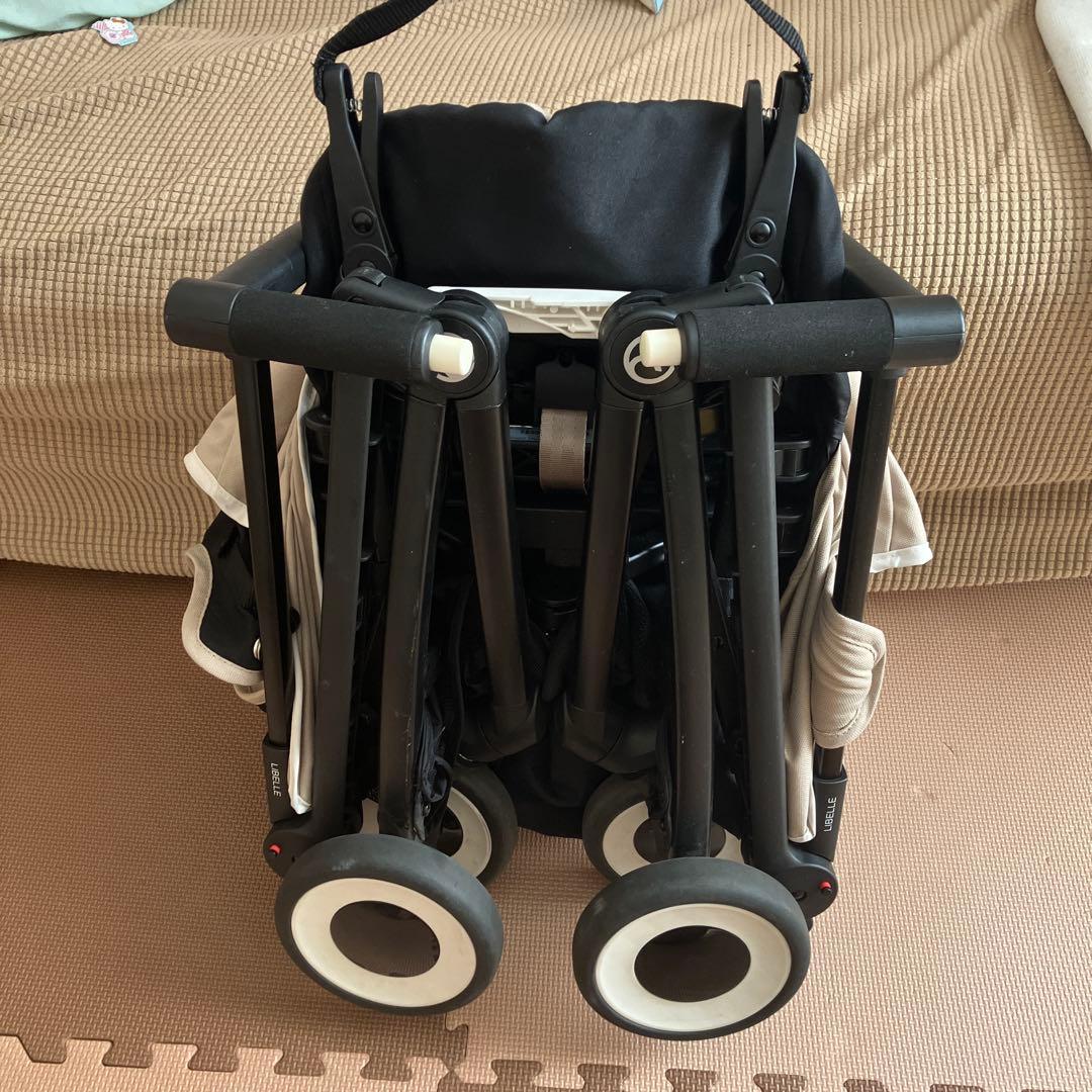 折りたたみ式ベビーカー ベージュと黒