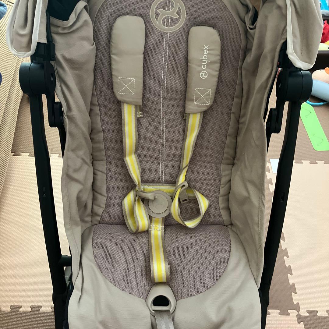 折りたたみ式ベビーカー ベージュと黒