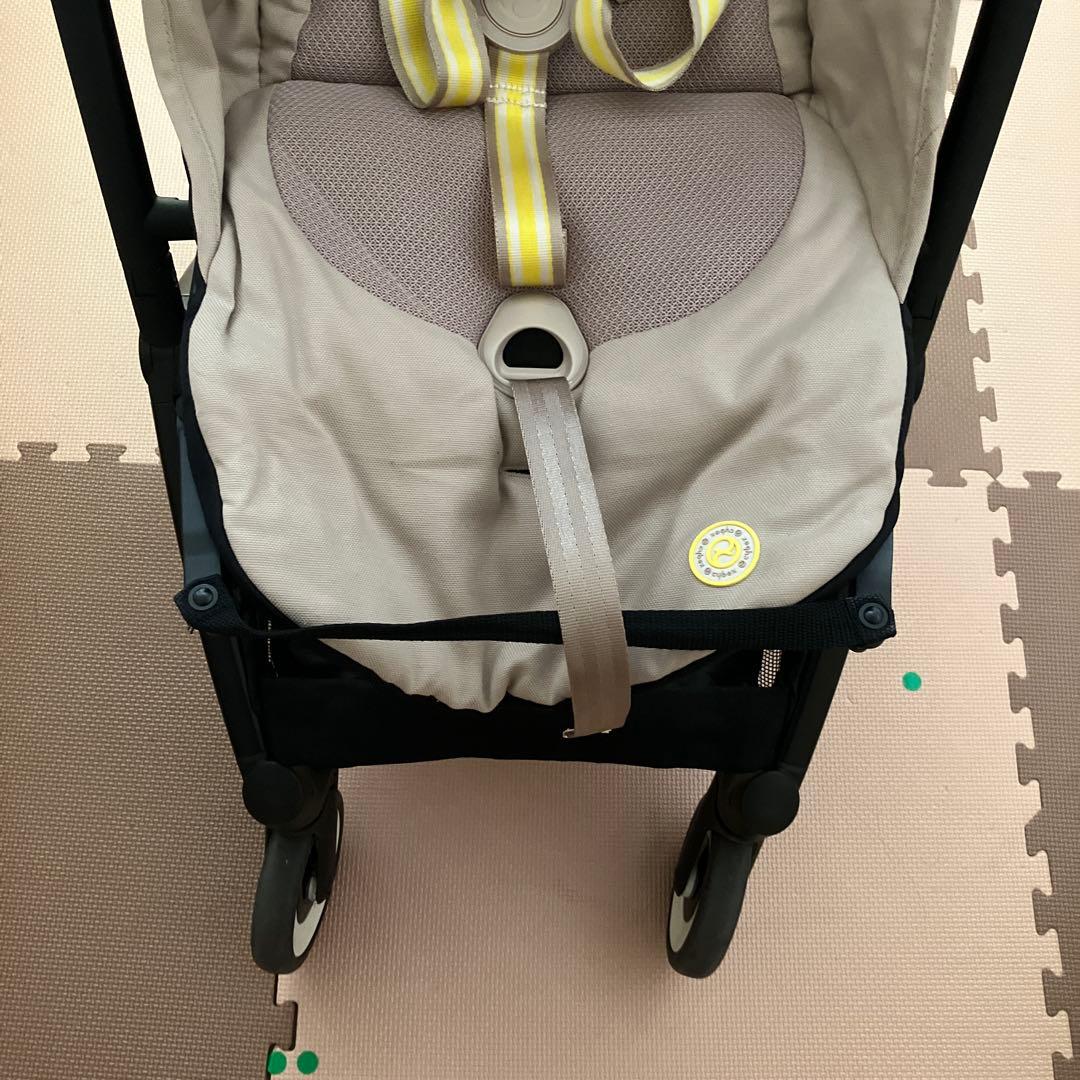 折りたたみ式ベビーカー ベージュと黒