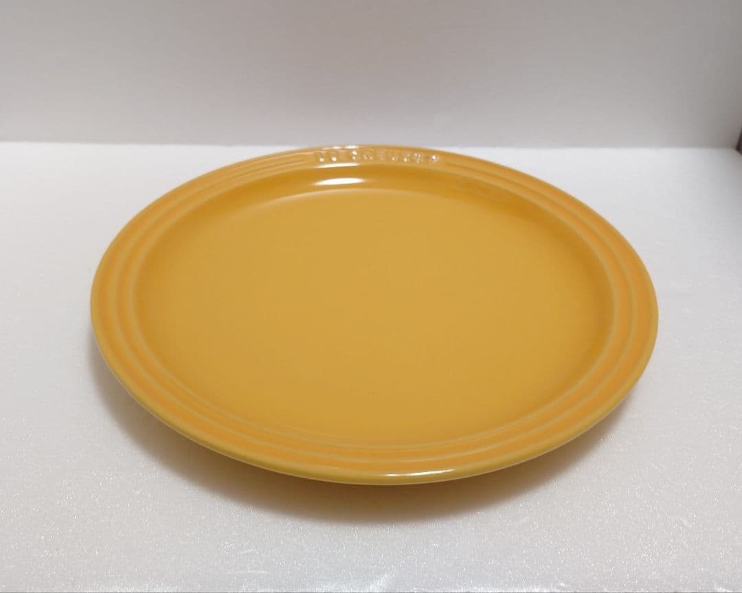 【新品】ル・クルーゼ　ラウンドプレート 23cm 赤以外