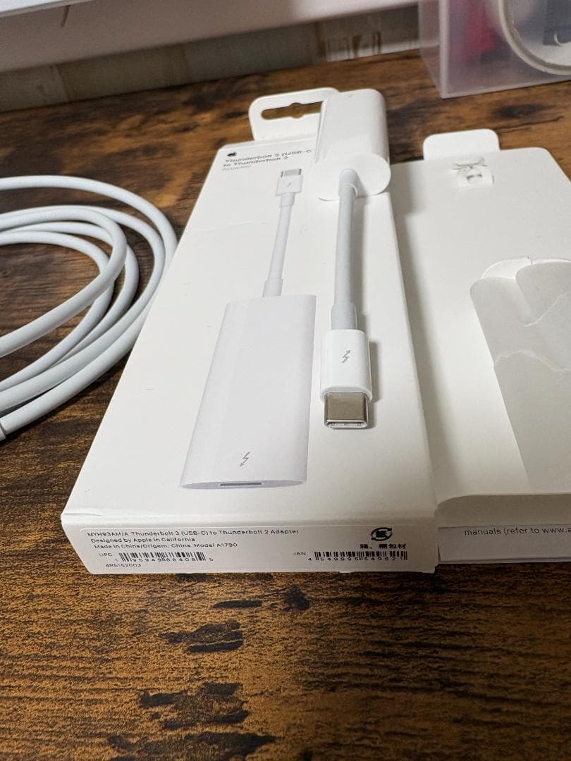 Apple純正 Thunderbolt 3-2変換アダプタとケーブル２m