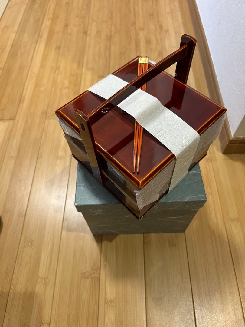 飛騨春慶塗　二段重弁当箱　檜の持ち手、箸付き