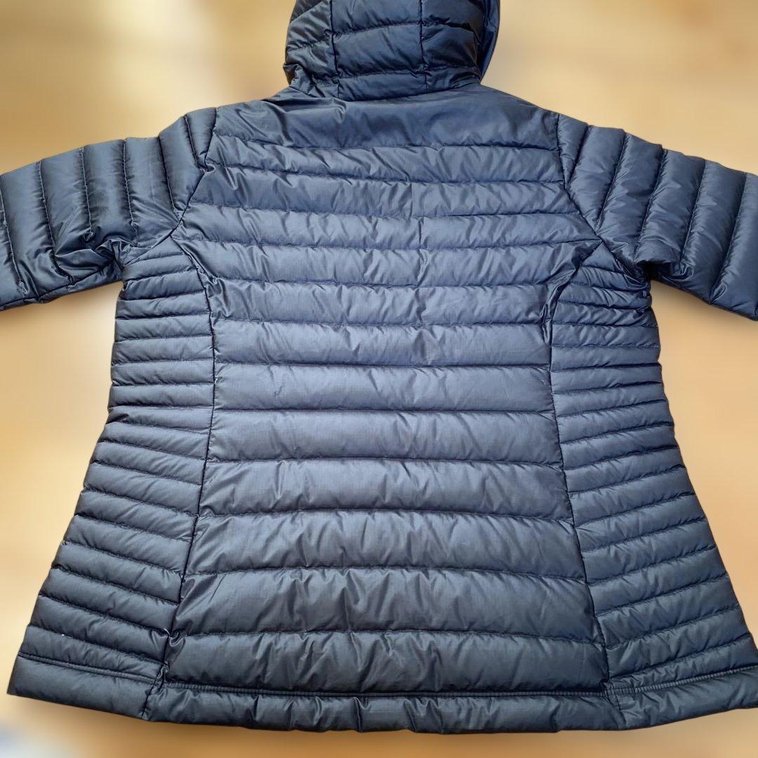 Patagonia ブラック ダウンジャケット フード付き