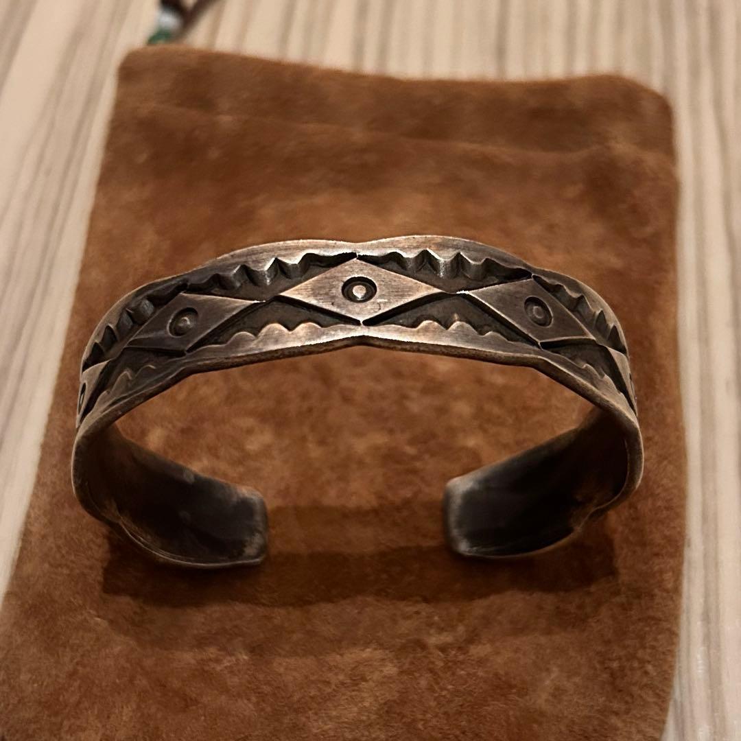 インディアンジュエリー　Nora作　Sterling silver バングル