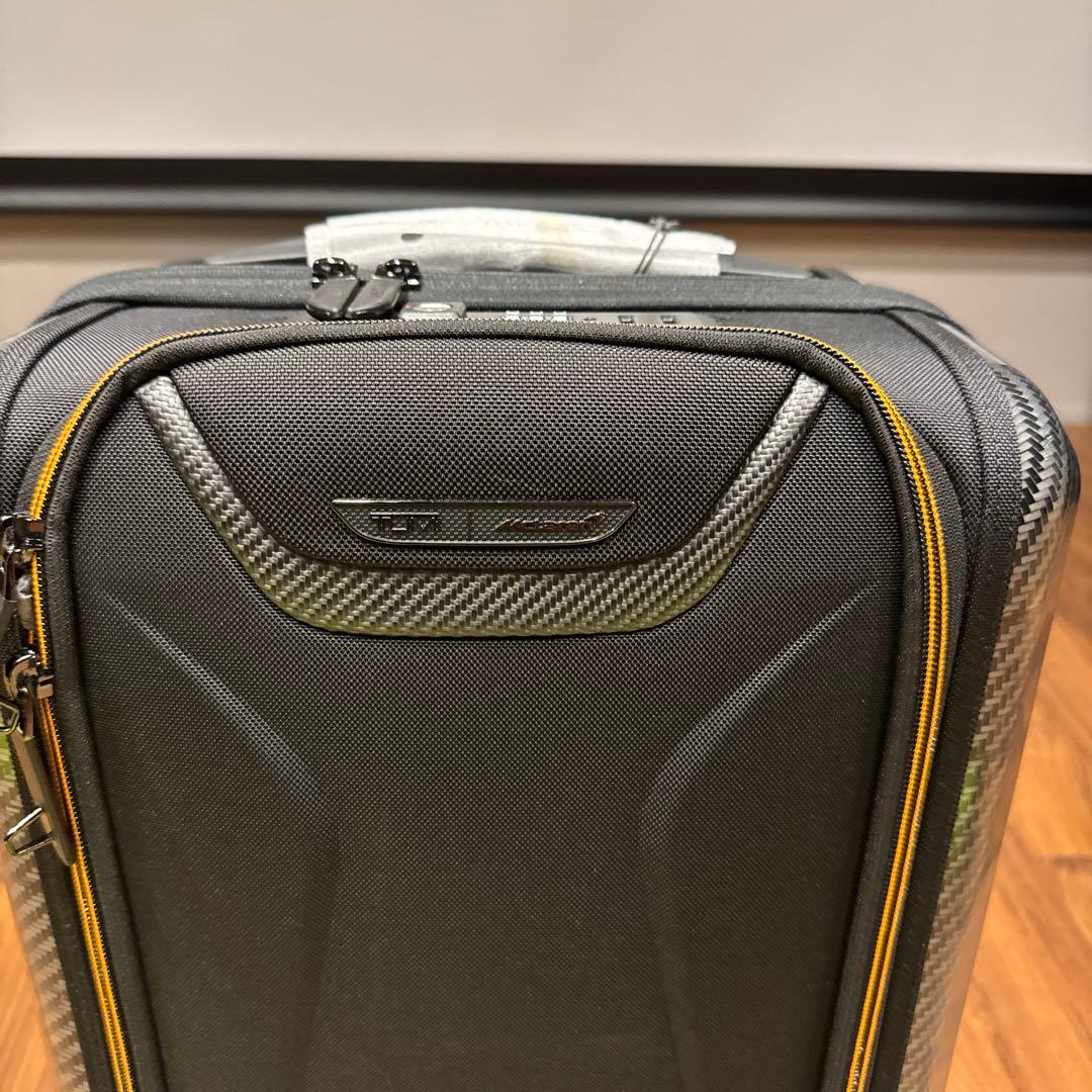 TUMI McLarenカーボンファイバー風デザイン 中型スーツケース